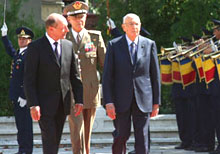 Il presidente rumeno Traian Basescu e Giorgio Napolitano (EPA/RADU VIOREANU) 